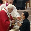 Benedikt XVI spendet die Hl. Kommunion